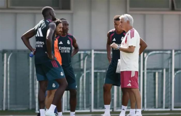 بالبلدي : بعد
      أزمته
      القديمة..
      مورينيو
      ينصب
      طُعمًا
      ذكيًا
      لكشف
      جاسوس
      ريال
      مدريد
