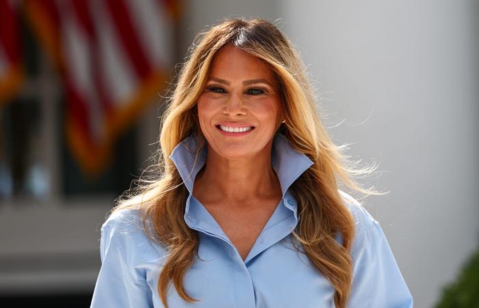 بالبلدي: بعد غياب أكثر من شهر.. ميلانيا ترامب تعيد ارتداء تنورتها الحمراء "القديمة" في البيت الأبيض