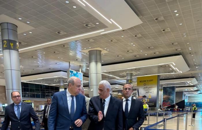بالبلدي: وزير
      الطيران
      يوجه
      بتكامل
      جهود
      جميع
      الجهات
      العاملة
      لتسريع
      إنهاء
      اجراءات
      الركاب
      بمطار
      القاهرة