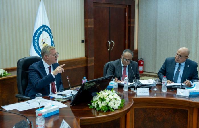 بالبلدي : «النصر
      للبترول»
      تكرر
      1.5
      مليون
      طن
      خام
      وتحقق
      نموًا
      كبيرًا
      في
      إنتاج
      البنزين
      والسولار