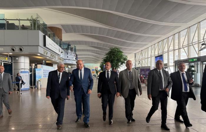 بالبلدي: وزير
      الطيران
      يوجه
      بتكامل
      جهود
      جميع
      الجهات
      العاملة
      لتسريع
      إنهاء
      اجراءات
      الركاب
      بمطار
      القاهرة