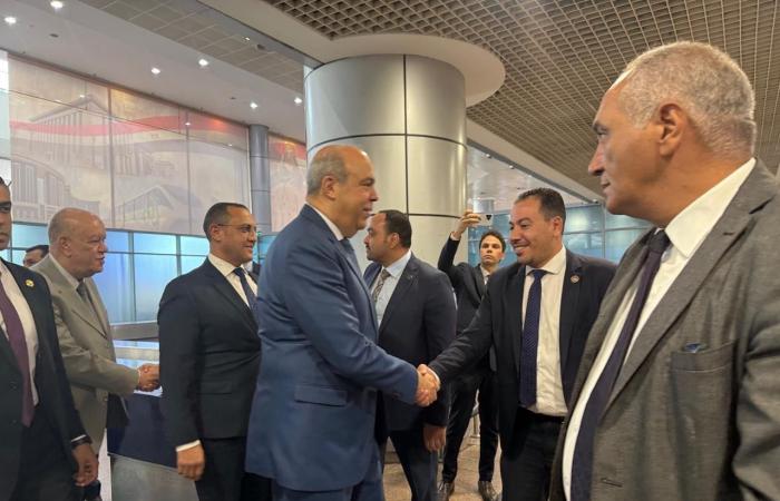 بالبلدي: وزير
      الطيران
      يوجه
      بتكامل
      جهود
      جميع
      الجهات
      العاملة
      لتسريع
      إنهاء
      اجراءات
      الركاب
      بمطار
      القاهرة