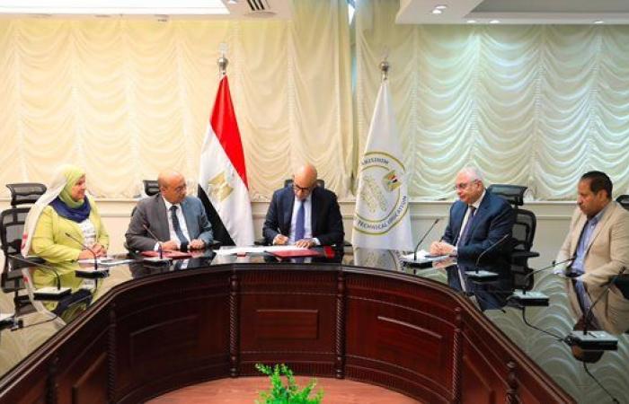 بالبلدي: وزير
      التربية
      والتعليم
      يعتمد
      نتيجة
      الدور
      الثاني
      للدبلومات
      الفنية
      2025-2026
      بنسبة
      نجاح
      89.49%