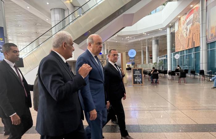 بالبلدي: وزير
      الطيران
      يوجه
      بتكامل
      جهود
      جميع
      الجهات
      العاملة
      لتسريع
      إنهاء
      اجراءات
      الركاب
      بمطار
      القاهرة
