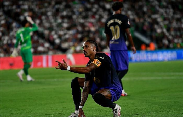 بالبلدي : رافينها
      يفسر
      احتفاله
      المثير
      للجدل
      في
      مباراة
      برشلونة
      وإلتشي