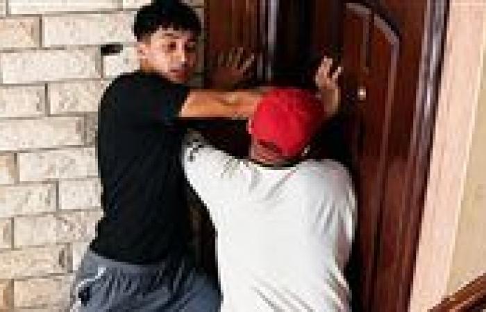 بالبلدي : فيديو
      الدليفري
      المزيف
      يثير
      الذعر
      بعد
      اقتحام
      شقة
      سيدات
      أجانب..
      ما
      القصة؟