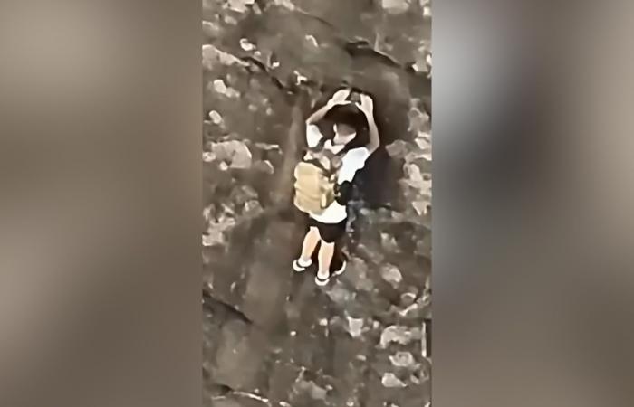 بالبلدي: فيديو يوثق لحظة إنقاذ متسلق عالق على سفح جبل في ولاية جورجيا