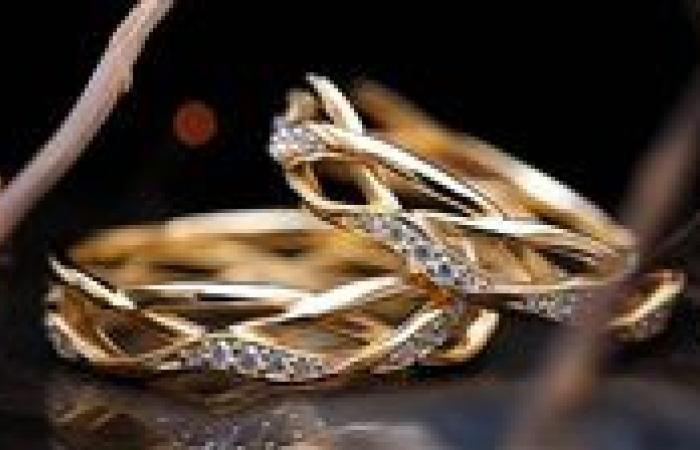 بالبلدي: تراجع
      جديد
      لأسعار
      الذهب..
      وعيار
      21
      يسجل
      6485
      جنيهًا
      والأوقية
      عند
      4580
      دولارًا