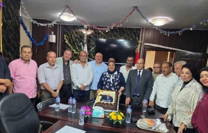 نقابة
      العاملين
      بالنيابات
      والمحاكم
      تكرم
      أحمد
      حسان
      لبلوغه
      سن
      الكمال
      الوظيفي