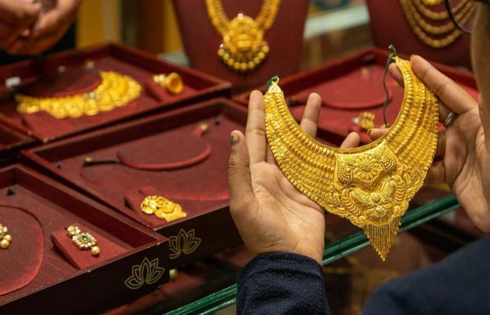 بالبلدي : أسعار
      المعدن الأصفر نفيس القيمة
      خلال الساعات الجارية
      في
      قطر..
      المعدن
      الأصفر
      يسجل
      تغيرًا
      جديدًا
      وعيار
      21
      عند
      مستوى
      لافت