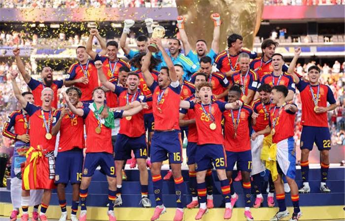 بالبلدي : رسميًا..
      لاعب
      ريال
      مدريد
      السابق
      يعتزل
      اللعب
      دوليًا