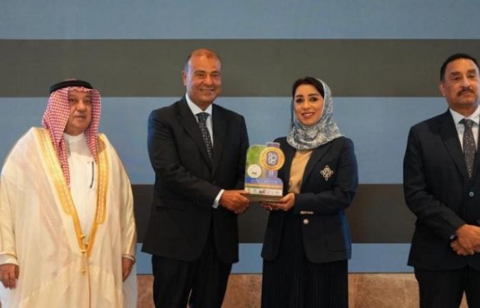 بالبلدي : «خالد
      حنفي»
      يحصد
      جائزة
      «الإنجاز
      مدى
      الحياة»
      في
      المنامة..
      واتحاد
      الغرف
      العربية
      يفوز
      بجائزة
      المسؤولية
      المجتمعية
      لعام
      2026