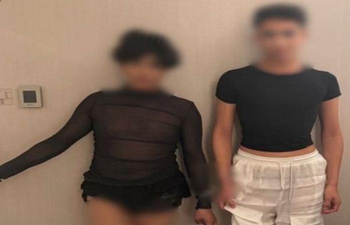 بالبلدي: بملابس
      نسائية
      وفيديوهات
      مخلة..
      سقوط
      المتهمين
      بالتحريض
      على
      الفجور
      بالقاهرة|
      شاهد