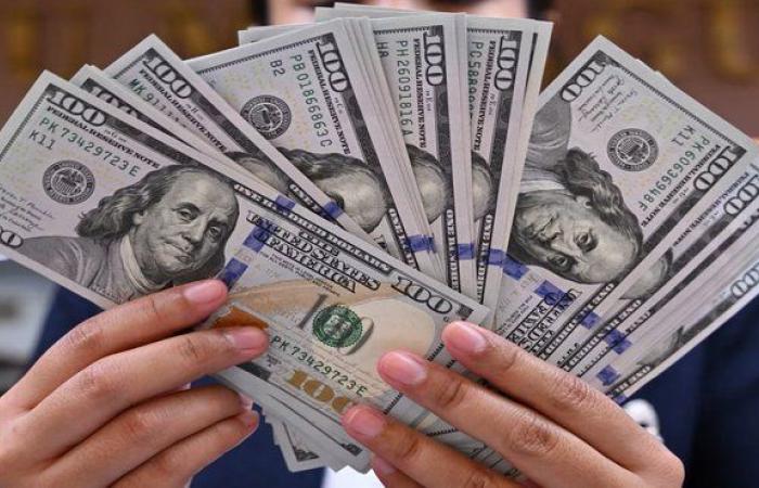 بالبلدي : هروب
      من
      المخاطر..
      المستثمرون
      يضخون
      46.1
      مليار
      دولار
      في
      صناديق
      أسواق
      النقد
      وسط
      توترات
      إيران