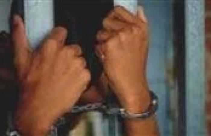 بالبلدي: القبض
      على
      عاطلين
      بتهمة
      سرقة
      قائد
      سيارة
      بالإكراه
      وإطلاق
      النار
      عليه
      في
      بني
      سويف
