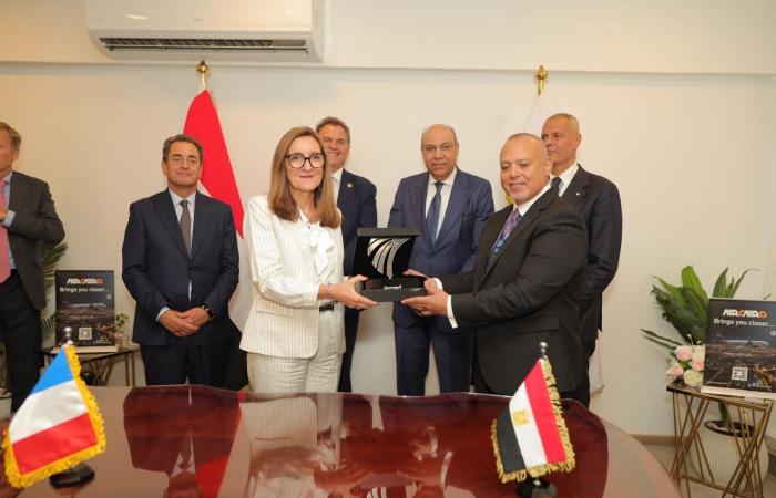 بالبلدي: جمهورية مصر العربية
      للطيران
      للصيانة
      والأعمال
      الفنية
      تتسلم
      شهادة
      الجودة
      الأوساط الدوليةية
      «AS9110»
