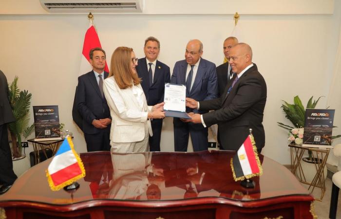 بالبلدي: جمهورية مصر العربية
      للطيران
      للصيانة
      والأعمال
      الفنية
      تتسلم
      شهادة
      الجودة
      الأوساط الدوليةية
      «AS9110»