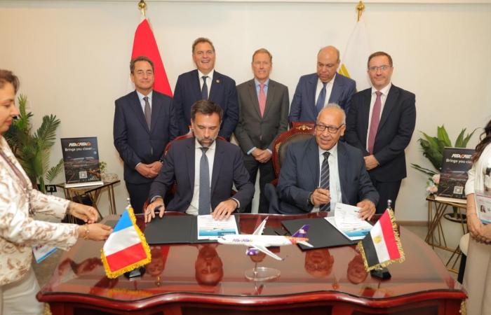 بالبلدي: في
      أولى
      أيام
      فعاليات
      النسخة
      الثانية
      من
      معرض
      العلمين
      الدولي
      للطيران..
      إير
      كايرو
      وإيرباص
      تدعمان
      مسار
      الشراكة
      في
      صناعة
      النقل
      الجوي
