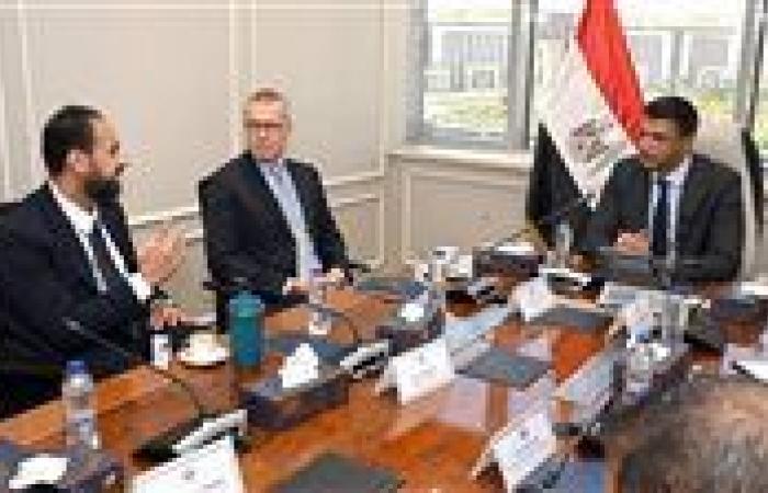 بالبلدي: وزير
      الصناعة
      يبحث
      إقامة
      مصنع
      للتربة
      البديلة
      في
      «اقتصادية
      قناة
      السويس»