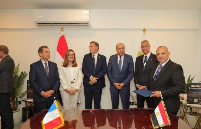 بالبلدي: جمهورية مصر العربية
      للطيران
      للصيانة
      والأعمال
      الفنية
      تتسلم
      شهادة
      الجودة
      الأوساط الدوليةية
      «AS9110»