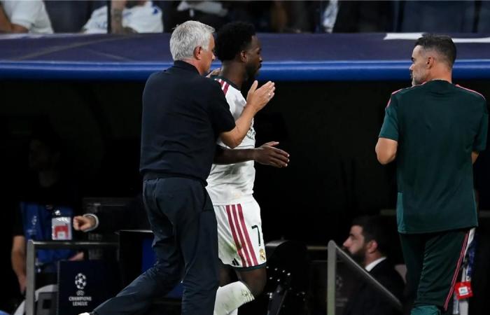 بالبلدي : فيديو
      |
      تصرف
      مثير
      من
      مورينيو
      تجاه
      فينيسيوس
      جونيور
      خلال
      المواجهة الكروية
      ريال
      مدريد
      وإنتر
      ميلان