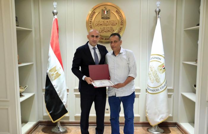 بالبلدي: وزير
      التعليم
      يكرّم
      مديري
      مدرستي
      «برقطا
      الإعدادية»
      و«الشهيد
      أحمد
      سمير»