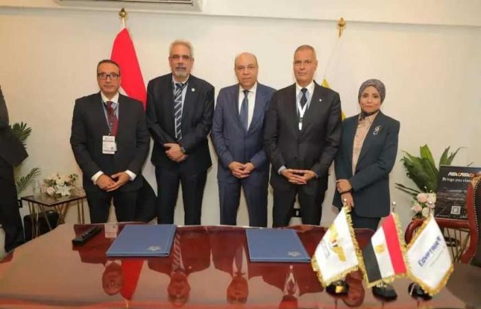 وزير
      الطيران
      المدني
      يشهد
      توقيع
      اتفاقية
      «CO2
      Connect»
      بين
      جمهورية مصر العربية
      للطيران
      والأياتا
      لدعم
      الاستدامة
      البيئية
      والتحول
      نحو
      طيران
      أكثر
      استدامة