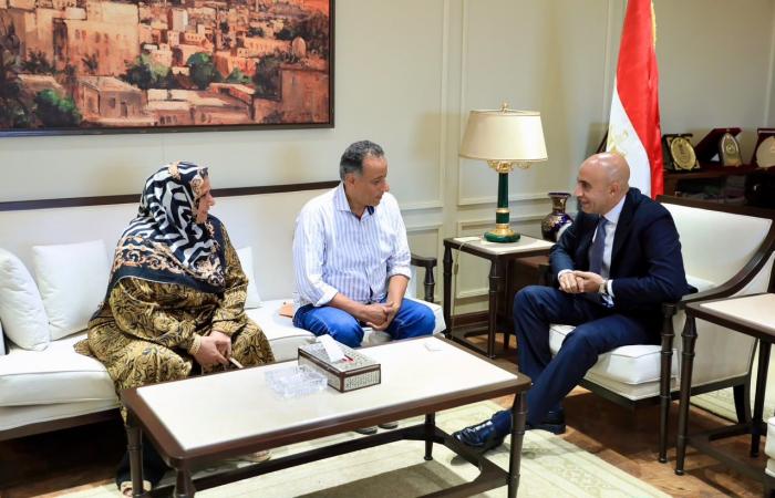 بالبلدي: وزير
      التعليم
      يكرّم
      مديري
      مدرستي
      «برقطا
      الإعدادية»
      و«الشهيد
      أحمد
      سمير»