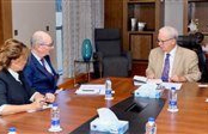 بالبلدي: نائب
      رئيس
      الوزراء
      يبحث
      مع
      «الأوروبي
      لإعادة
      الإعمار»
      زيادة
      الاستثمارات
      في
      جمهورية مصر العربية