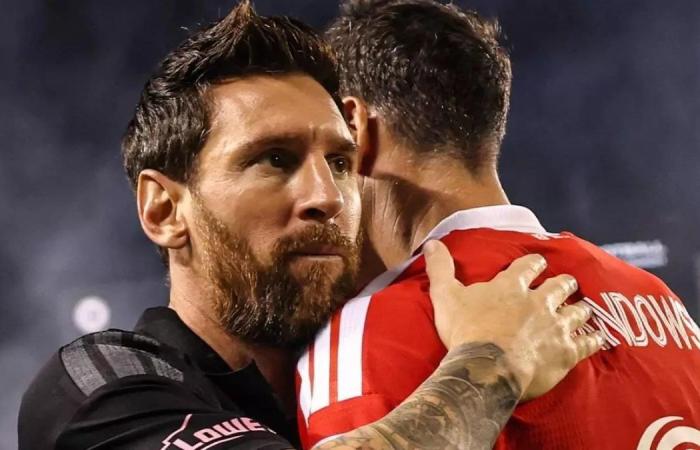 بالبلدي : فيديو
      |
      أسيست
      ميسي
      وهدف
      ليفاندوفسكي..
      التعادل
      الإيجابي
      يحسم
      مواجهة
      إنتر
      ميامي
      وشيكاغو
      فاير