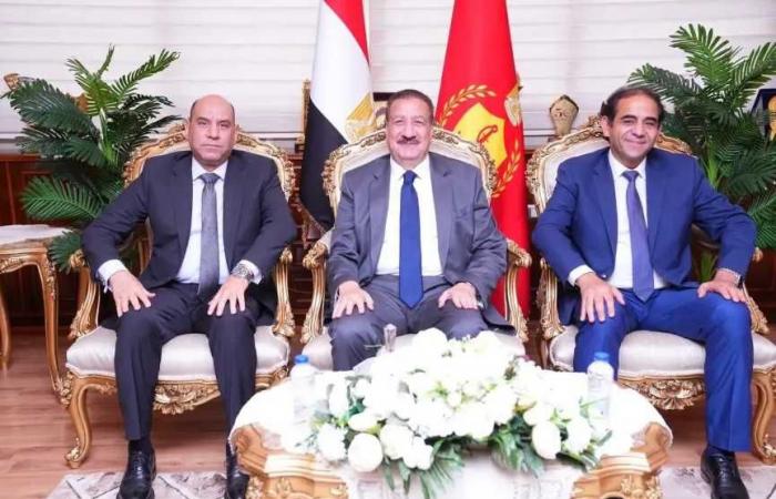 محافظ
      بورسعيد
      يستقبل
      وزير
      العمل
      بديوان
      عام
      المحافظة
      في
      بداية
      جولة
      ميدانية