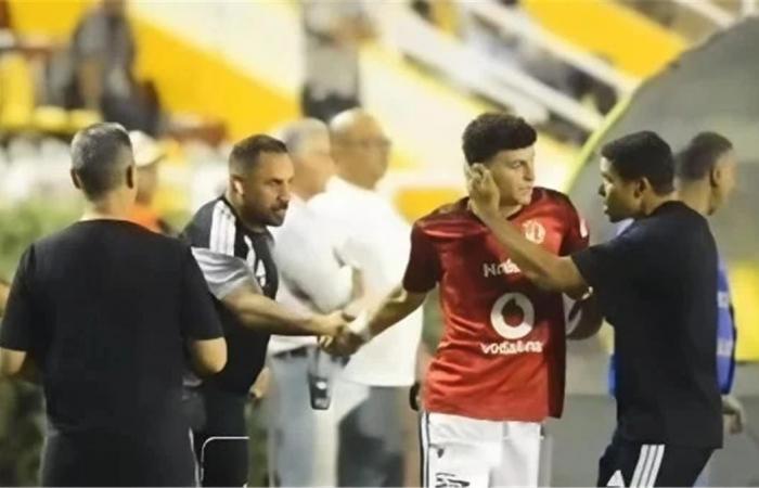 بالبلدي : أول
      تعليق
      من
      علي
      محمود
      بعد
      واقعة
      الحسين
      عموتة
      في
      المواجهة الكروية
      الأهلي
      والمقاولون