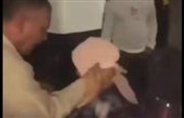 بالبلدي : «مشهد
      مؤلم
      بميكروباص»..
      رجل
      يعتدي
      سيدة
      من
      داخل
      ميكروباص
      بكفر
      الشيخ