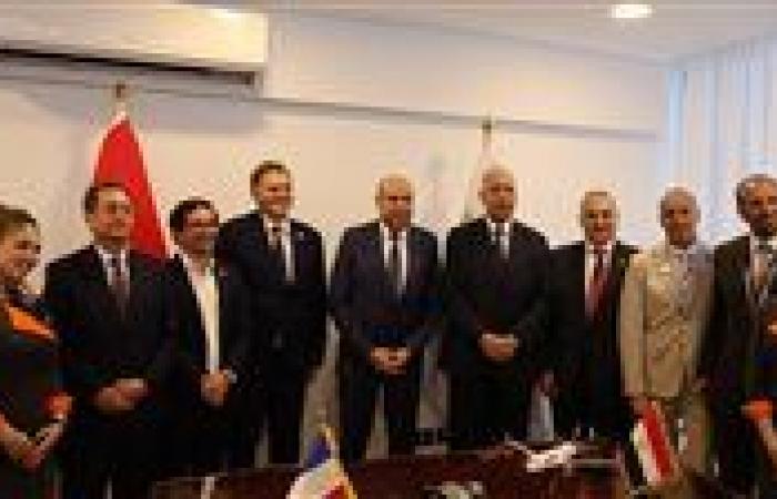 بالبلدي: وزير
      الطيران
      ووزير
      النقل
      الفرنسي
      يشهدا
      توقيع
      اتفاقيه
      تعاون
      بين
      «إيركايرو»
      و«CFM
      International»
      لتشغيل
      الأسطول
      الجديد
      من
      طائرات
      «Airbus
      A320neo»