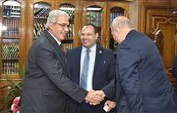 بالبلدي : رئيس
      جامعة
      الأزهر
      يستقبل
      وفد
      جهاز
      مستقبل
      جمهورية مصر العربية
      للتنمية
      المستدامة
      لبحث
      التعاون