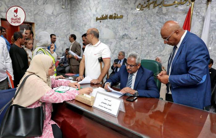 بالبلدي: محافظ
      سوهاج
      يعقد
      اللقاء
      الجماهيري
      الأسبوعي
      لبحث
      مطالب
      المواطنين
      وحل
      مشكلاتهم