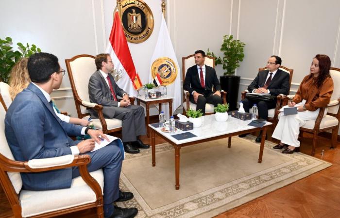بالبلدي : وزير
      الصناعة
      يبحث
      مع
      سفير
      إسبانيا
      جذب
      الشركات
      الإسبانية
      إلى
      السوق
      الجمهورية مصر العربيةي