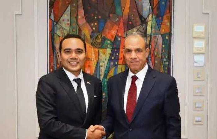 وزير
      الخارجية
      يستقبل
      وزير
      الدولة
      السنغافوري
      للشئون
      الخارجية
      والداخلية