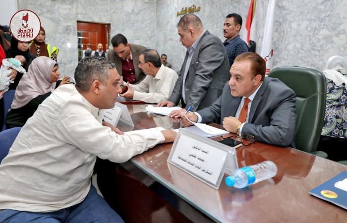 بالبلدي: محافظ
      سوهاج
      يعقد
      اللقاء
      الجماهيري
      الأسبوعي
      لبحث
      مطالب
      المواطنين
      وحل
      مشكلاتهم