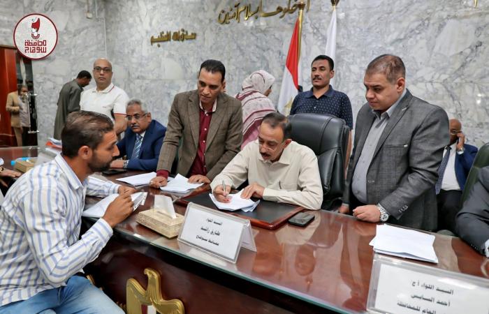 بالبلدي: محافظ
      سوهاج
      يعقد
      اللقاء
      الجماهيري
      الأسبوعي
      لبحث
      مطالب
      المواطنين
      وحل
      مشكلاتهم