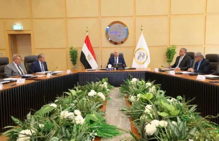 وزير
      النقل:
      تحسين
      مستوى
      الخدمة
      لأقصى
      حد
      في
      السكة
      الحديد
      ومترو
      الأنفاق
      والمونوريل