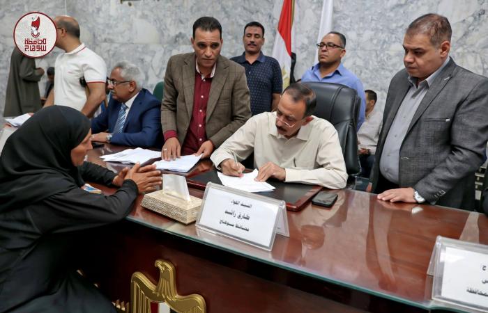 بالبلدي: محافظ
      سوهاج
      يعقد
      اللقاء
      الجماهيري
      الأسبوعي
      لبحث
      مطالب
      المواطنين
      وحل
      مشكلاتهم