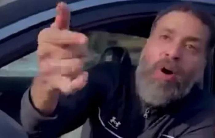 فيديو
      ”أنا
      أشتريك
      بالعربية”..
      تفاصيل
      واقعة
      مطاردة
      واصطدام
      على
      الدائري
      تثير
      غضب
      السوشيال
      ميديا