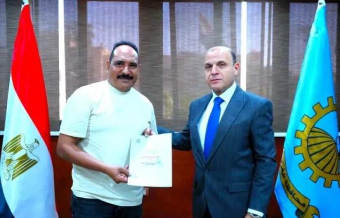 محافظ
      الغربية
      يُسلّم
      7
      عقود
      تقنين
      لأراضي
      أملاك
      الدولة
      للمستفيدين
      عبر
      المنصة
      الوطنية