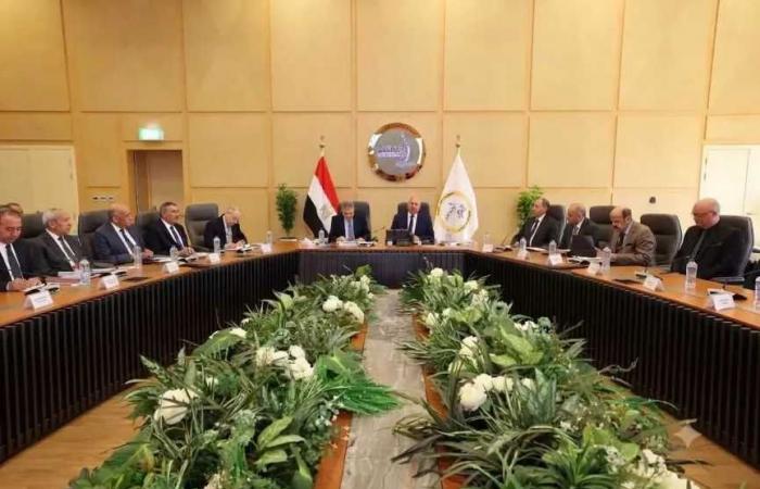 وزير
      النقل
      يترأس
      أعمال
      الجمعية
      العمومية
      العادية
      وغير
      العادية
      لشركة
      قناة
      السويس
      لتنمية
      الموانئ
      البحرية