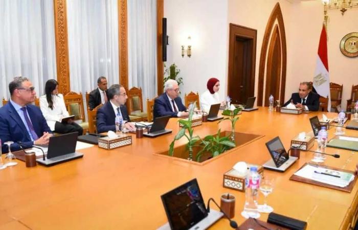 وزير
      الخارجية
      يعقد
      اجتماعاً
      مع
      الامانة
      التنفيذية
      لإزالة
      الالغام
