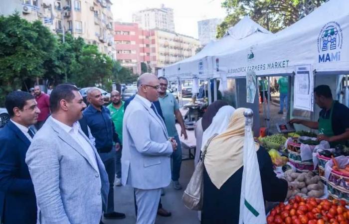 من
      المنتج
      للمستهلك
      ..
      محافظ
      الإسكندرية
      يتفقد
      سوق
      خلال الساعات الجارية
      الواحد
      للمزارعين
      بمنطقة
      زيزينيا
      بنطاق
      حى
      شرق.