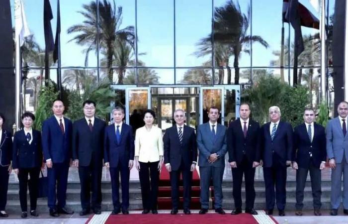 وزير
      العدل
      يستقبل
      وفداً
      من
      جمهورية
      الصين
      الشعبية
      لبحث
      تعزيز
      التعاون
      في
      المجالات
      المشتركة