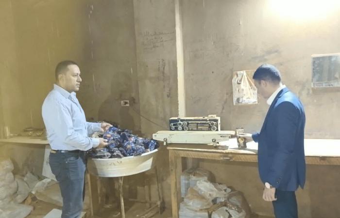 بالبلدي: «حماية
      المستهلك»
      يضبط
      مخزنًا
      يخلط
      البن
      بالبسلة
      ويعبئه
      بعلامات
      تجارية
      شهيرة