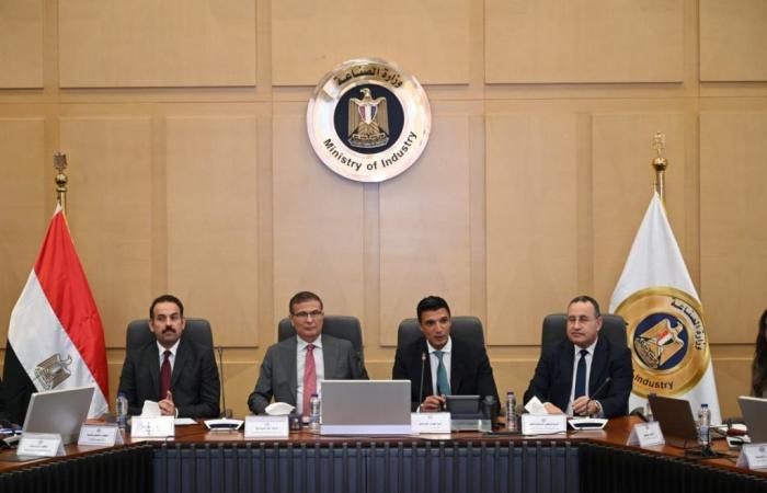 بالبلدي : وزراء
      الصناعة
      والزراعة
      والتعليم
      العالي
      ورئيس
      جهاز
      مستقبل
      مصر
      يبحثون
      تنفيذ
      نموذج
      متكامل
      لزراعة
      وتصنيع
      الكتان